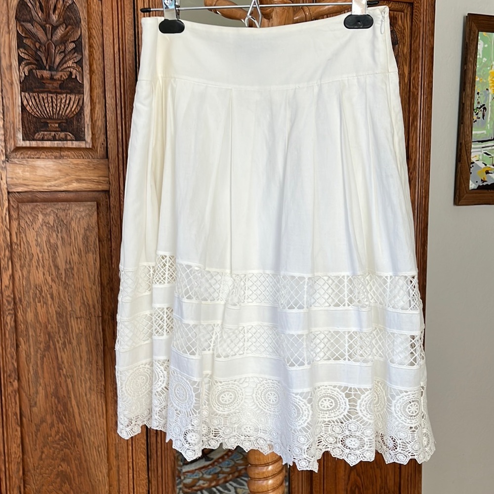 Cotton skirt with lace at the bottom.